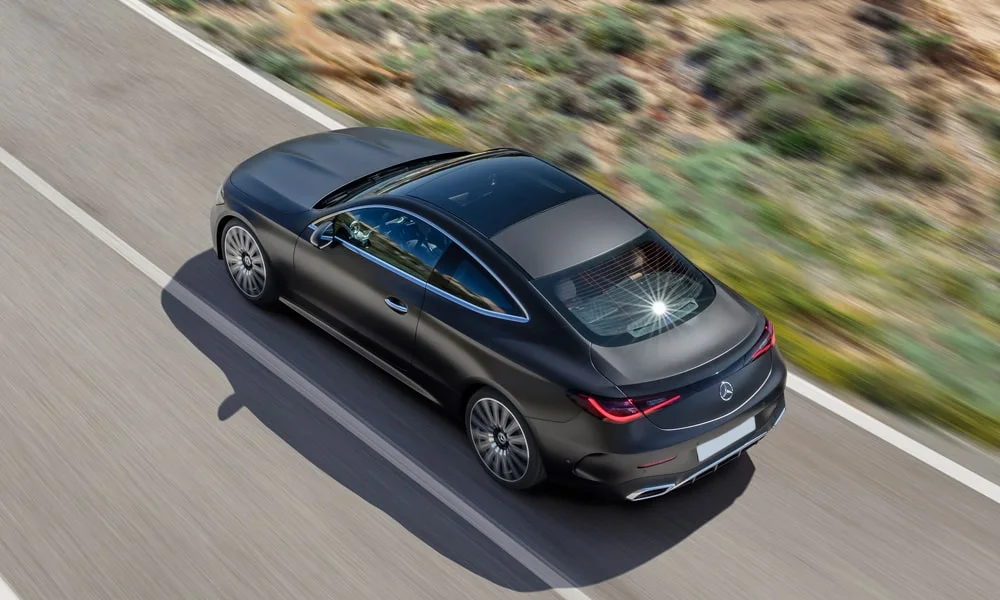 Фото Mercedes-Benz CLE (2024) — крыша, фото 2. Крыша сверху: остекление, рейлинги и антенна-плавник Mercedes-Benz CLE (2024) — крыша, фото 2