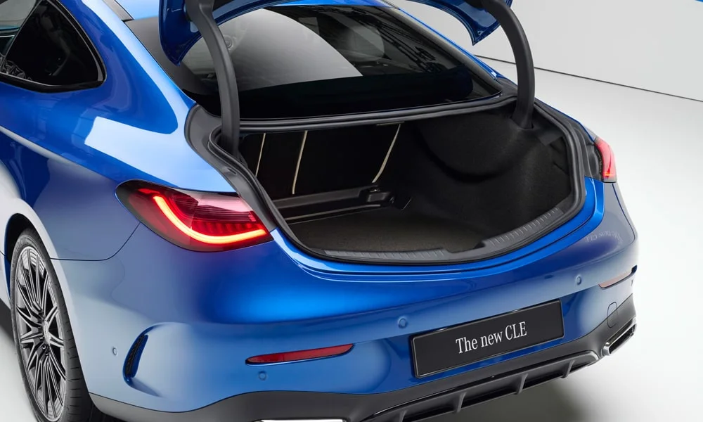 Фото Mercedes-Benz CLE (2024) — багажник. Форма проёма, ровный пол и организация пространства. Электропривод двери с датчиком под бампером — руки заняты, багажник открыт Mercedes-Benz CLE (2024) — багажник