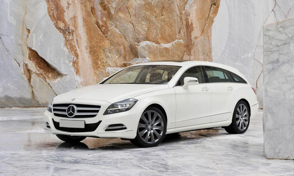 Фото Mercedes-Benz CLS — вид спереди. Оптика, решётка и бампер — первое впечатление о модели. Рисунок ходовых огней — подпись модели, по нему её узнают в потоке Mercedes-Benz CLS — вид спереди
