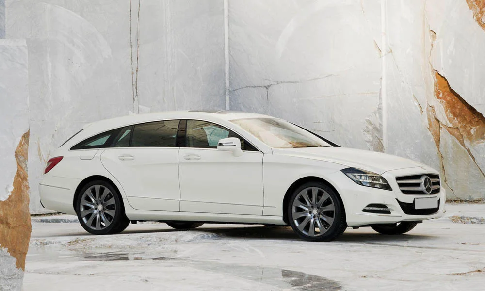 Фото Mercedes-Benz CLS — вид спереди, фото 2. Анфас: пропорции капота, посадка кузова и графика ходовых огней. Дневные ходовые огни включаются автоматически с запуском Mercedes-Benz CLS — вид спереди, фото 2