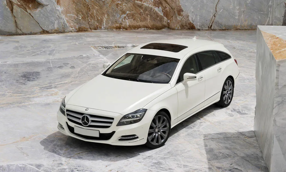 Фото Mercedes-Benz CLS — вид спереди, фото 3. Анфас: пропорции капота, посадка кузова и графика ходовых огней. Дневные ходовые огни включаются автоматически с запуском Mercedes-Benz CLS — вид спереди, фото 3