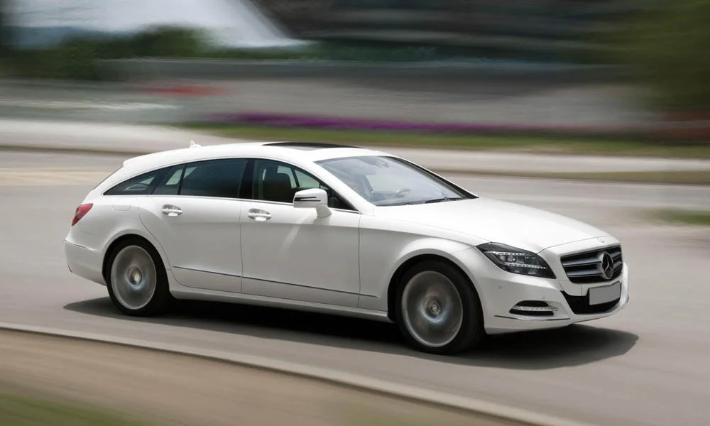 Фото Mercedes-Benz CLS — вид спереди, фото 4. Анфас: пропорции капота, посадка кузова и графика ходовых огней. Дневные ходовые огни включаются автоматически с запуском Mercedes-Benz CLS — вид спереди, фото 4