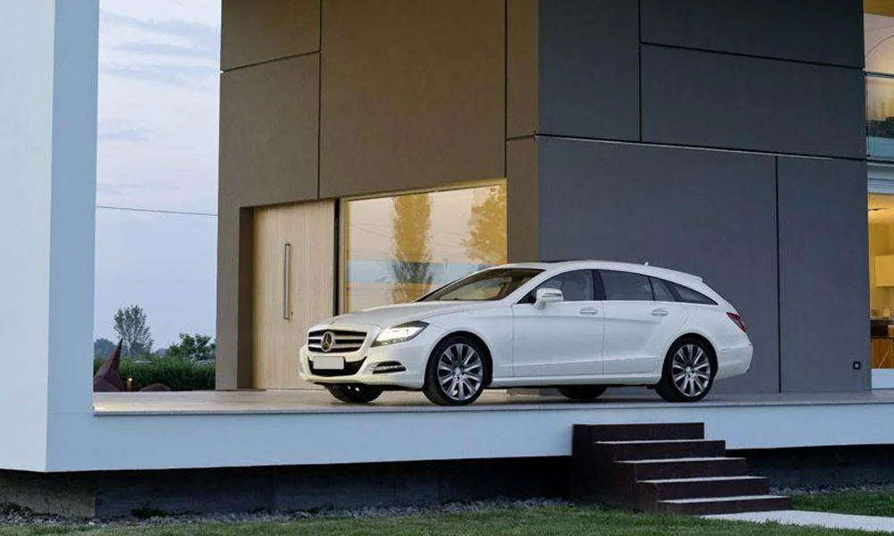 Фото Mercedes-Benz CLS — вид спереди, фото 5. Анфас: пропорции капота, посадка кузова и графика ходовых огней. Рисунок ходовых огней — подпись модели, по нему её узнают в потоке Mercedes-Benz CLS — вид спереди, фото 5