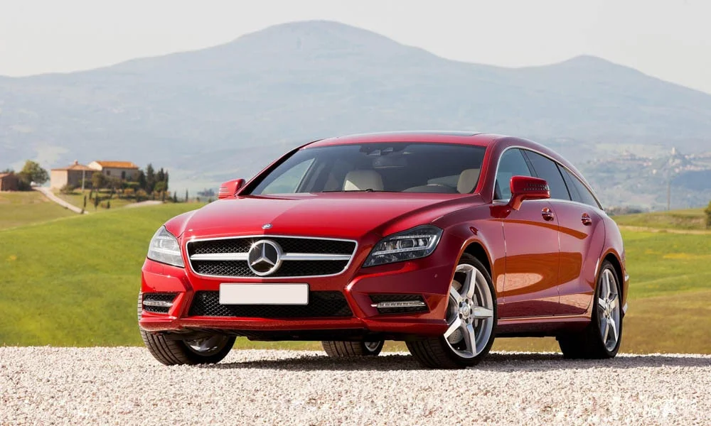 Фото Mercedes-Benz CLS — вид спереди, фото 7. Передок в красном исполнении — крупная светотехника и выразительный бампер. Дневные ходовые огни включаются автоматически с запуском Mercedes-Benz CLS — вид спереди, фото 7