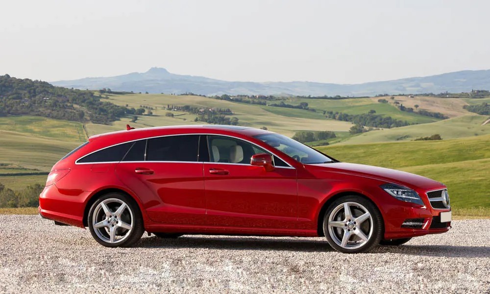 Фото Mercedes-Benz CLS — вид спереди, фото 8. Кузов в красном цвете: рисунок оптики и решётки задаёт узнаваемое «лицо» модели. Дневные ходовые огни включаются автоматически с запуском Mercedes-Benz CLS — вид спереди, фото 8