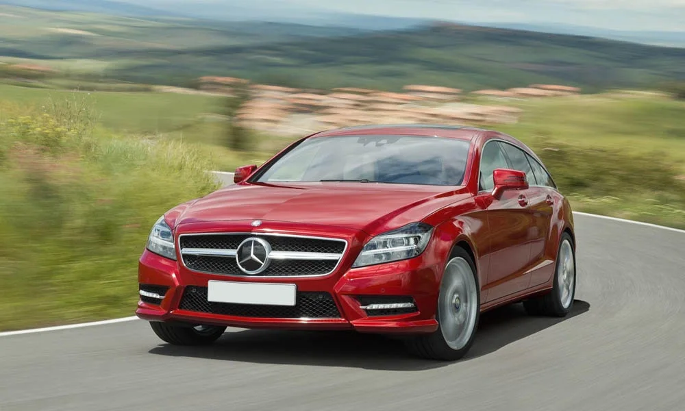 Фото Mercedes-Benz CLS — вид спереди, фото 9. Оптика, решётка и бампер — первое впечатление о модели. Рисунок ходовых огней — подпись модели, по нему её узнают в потоке Mercedes-Benz CLS — вид спереди, фото 9