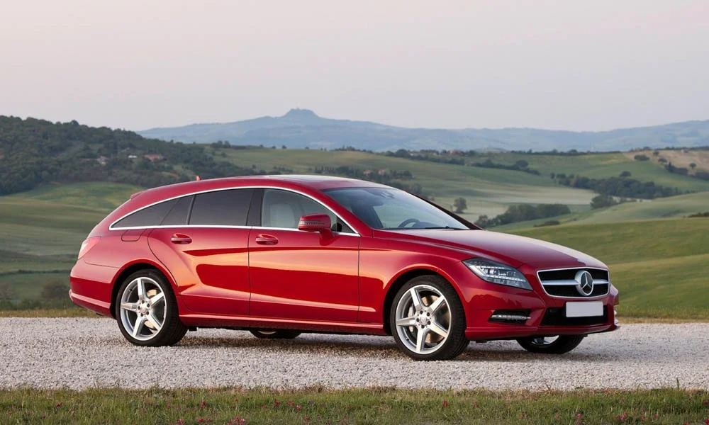 Фото Mercedes-Benz CLS — вид спереди, фото 10. Кузов в красном цвете: рисунок оптики и решётки задаёт узнаваемое «лицо» модели Mercedes-Benz CLS — вид спереди, фото 10