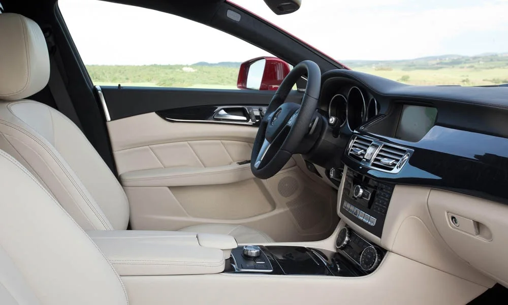 Фото Mercedes-Benz CLS — интерьер, фото 3. Общий план салона: архитектура панели, консоль и кресла Mercedes-Benz CLS — интерьер, фото 3
