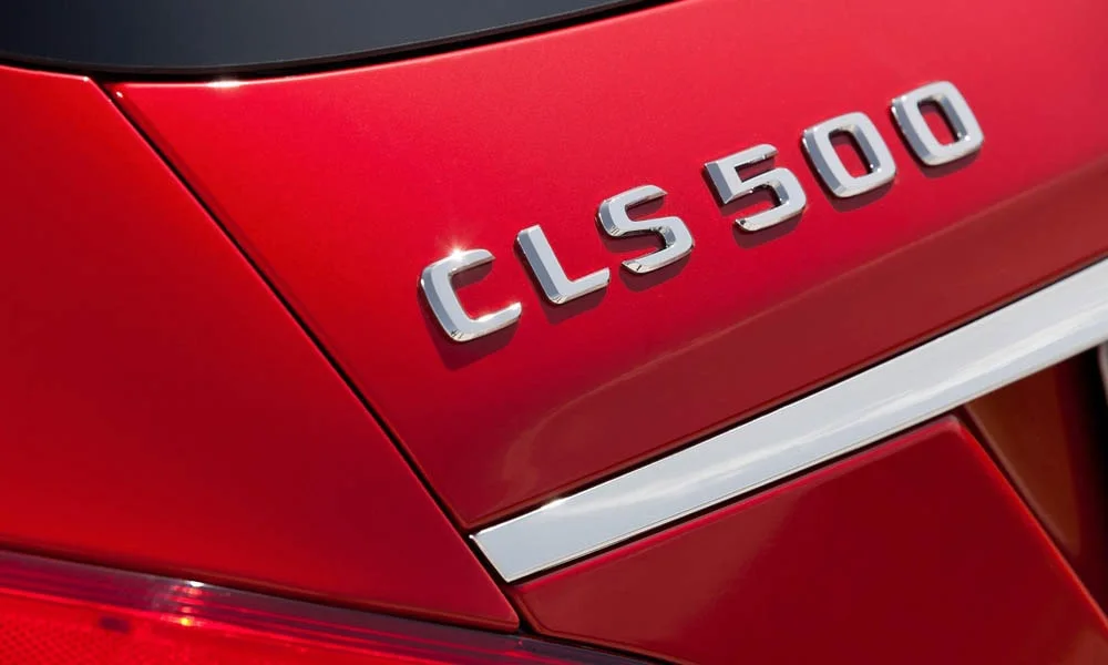 Фото Mercedes-Benz CLS — интерьер, фото 4. Общий план салона: архитектура панели, консоль и кресла. Уровень отделки читается по стыкам панелей и мягким поверхностям в зонах касания Mercedes-Benz CLS — интерьер, фото 4