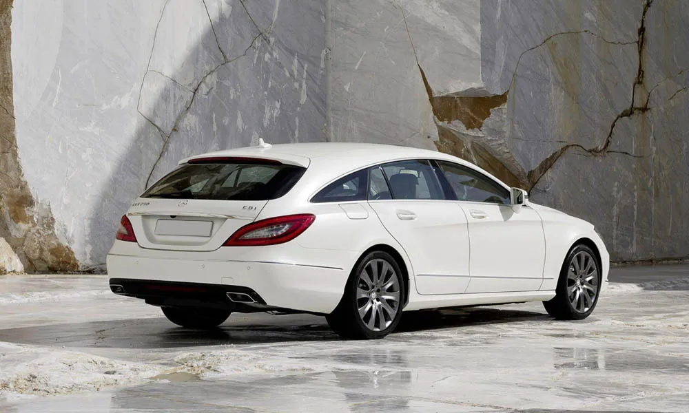 Фото Mercedes-Benz CLS — вид сзади. Линия крыши, стойки и задняя дверь в белом исполнении Mercedes-Benz CLS — вид сзади