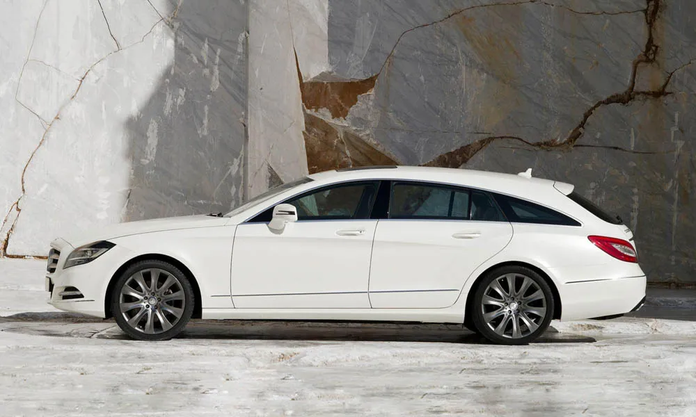 Фото Mercedes-Benz CLS — вид сзади, фото 2. Линия крыши, стойки и задняя дверь в белом исполнении Mercedes-Benz CLS — вид сзади, фото 2