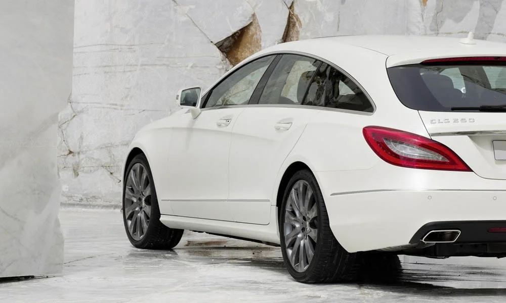 Фото Mercedes-Benz CLS — вид сзади, фото 3. Графика фонарей, бампер и оформление пятой двери. Светодиодная полоса или раздельные секции — задняя оптика стала главным украшением кормы Mercedes-Benz CLS — вид сзади, фото 3