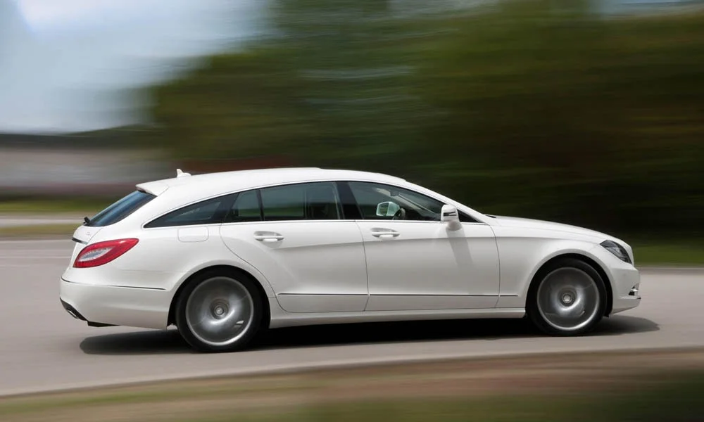 Фото Mercedes-Benz CLS — вид сзади, фото 4. Линия крыши, стойки и задняя дверь в белом исполнении. Насадки выхлопа или их имитация внизу бампера различают версии Mercedes-Benz CLS — вид сзади, фото 4