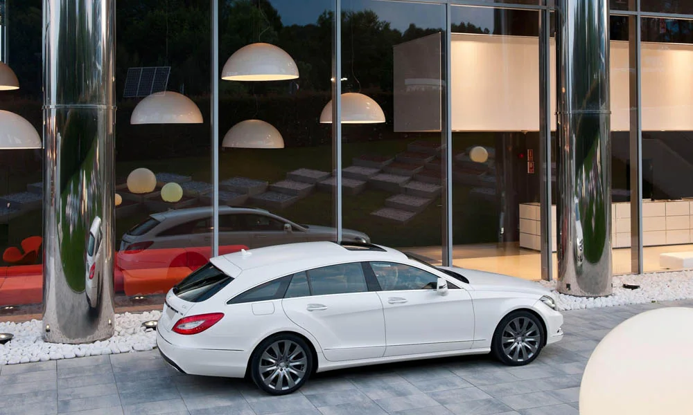 Фото Mercedes-Benz CLS — вид сзади, фото 5. Белый кузов сзади — фонари и бампер определяют ночной образ модели Mercedes-Benz CLS — вид сзади, фото 5