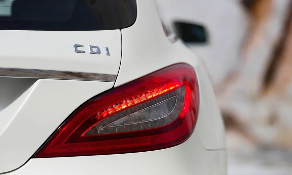Фото Mercedes-Benz CLS — вид сзади, фото 6. Линия крыши, стойки и задняя дверь в белом исполнении Mercedes-Benz CLS — вид сзади, фото 6