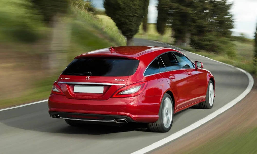 Фото Mercedes-Benz CLS — вид сзади, фото 9. Корма в красном цвете: графика фонарей и пластика пятой двери Mercedes-Benz CLS — вид сзади, фото 9