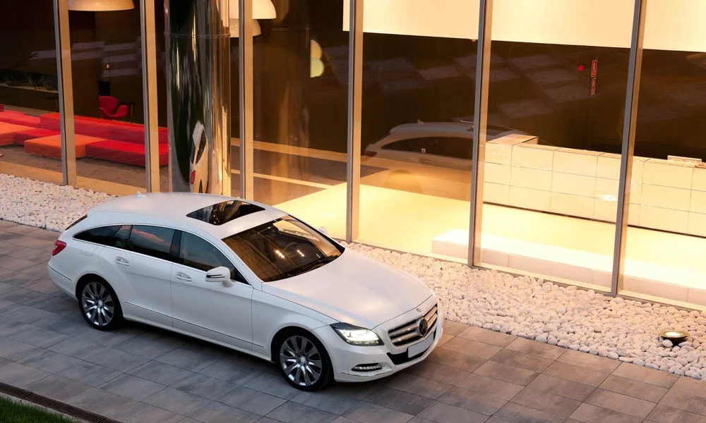 Фото Mercedes-Benz CLS — крыша. Линия крыши и панорамное остекление с высоты. Панорамное стекло зрительно увеличивает салон; шторка спасает в жару Mercedes-Benz CLS — крыша