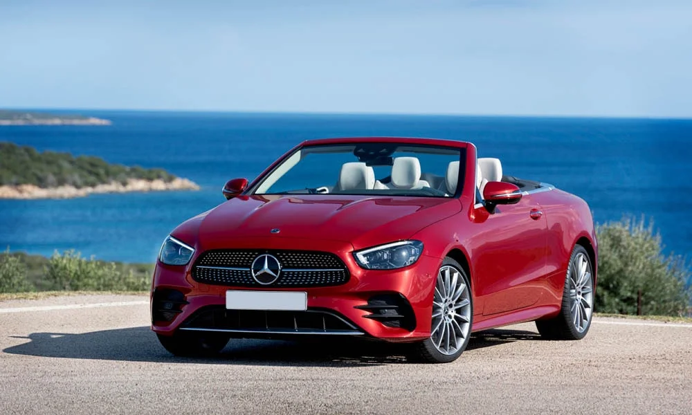 Фото Mercedes-Benz E-Class — вид спереди, фото 12. Оптика, решётка и бампер — первое впечатление о модели. Рисунок ходовых огней — подпись модели, по нему её узнают в потоке Mercedes-Benz E-Class — вид спереди, фото 12