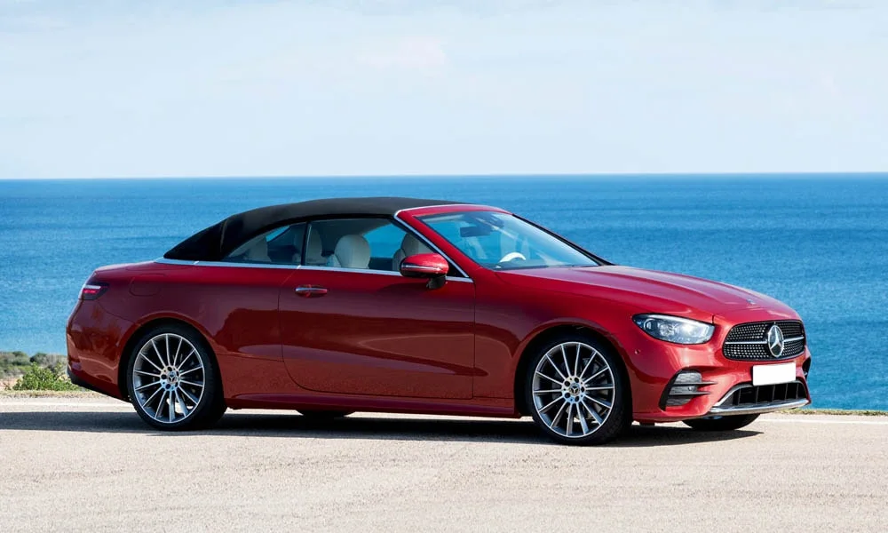 Фото Mercedes-Benz E-Class — вид спереди, фото 13. Передок в красном исполнении — крупная светотехника и выразительный бампер Mercedes-Benz E-Class — вид спереди, фото 13