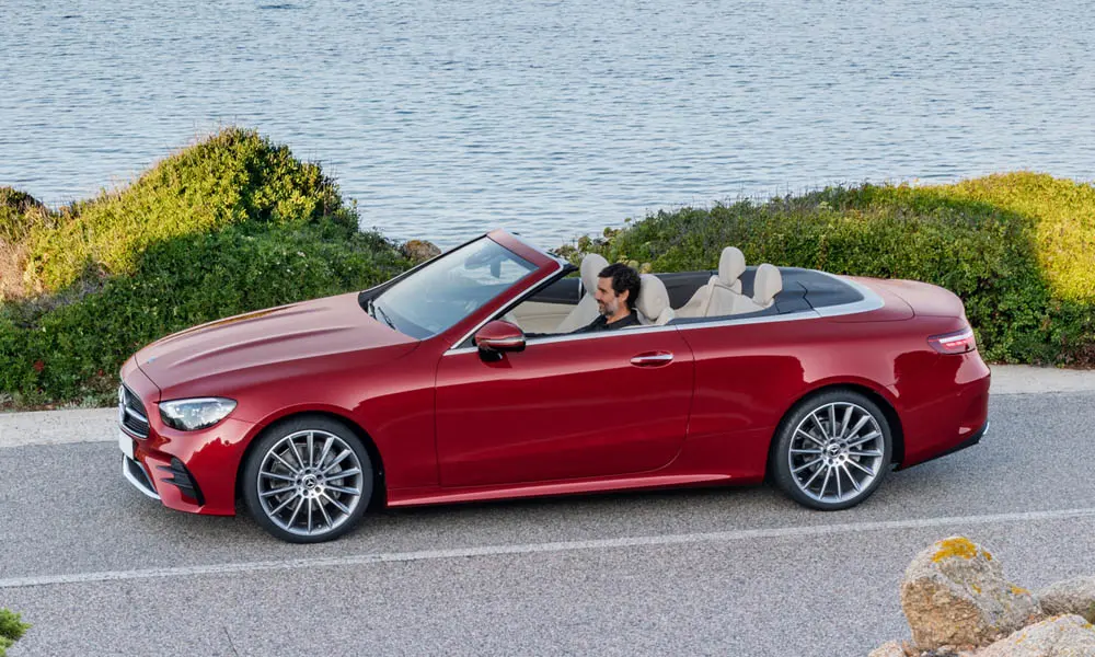 Фото Mercedes-Benz E-Class — вид спереди, фото 14. Оптика, решётка и бампер — первое впечатление о модели. Дневные ходовые огни включаются автоматически с запуском Mercedes-Benz E-Class — вид спереди, фото 14