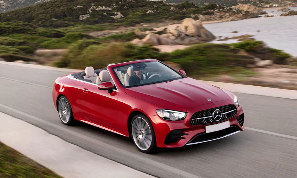 Фото Mercedes-Benz E-Class — вид спереди, фото 15. Оптика, решётка и бампер — первое впечатление о модели. Рисунок ходовых огней — подпись модели, по нему её узнают в потоке Mercedes-Benz E-Class — вид спереди, фото 15