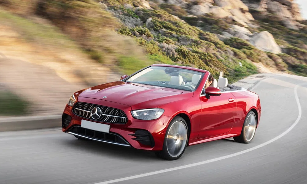 Фото Mercedes-Benz E-Class — вид спереди, фото 16. Анфас: пропорции капота, посадка кузова и графика ходовых огней. Дневные ходовые огни включаются автоматически с запуском Mercedes-Benz E-Class — вид спереди, фото 16