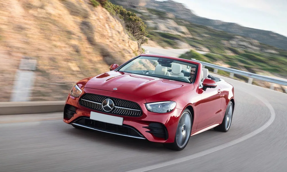 Фото Mercedes-Benz E-Class — вид спереди, фото 17. Оптика, решётка и бампер — первое впечатление о модели. Дневные ходовые огни включаются автоматически с запуском Mercedes-Benz E-Class — вид спереди, фото 17