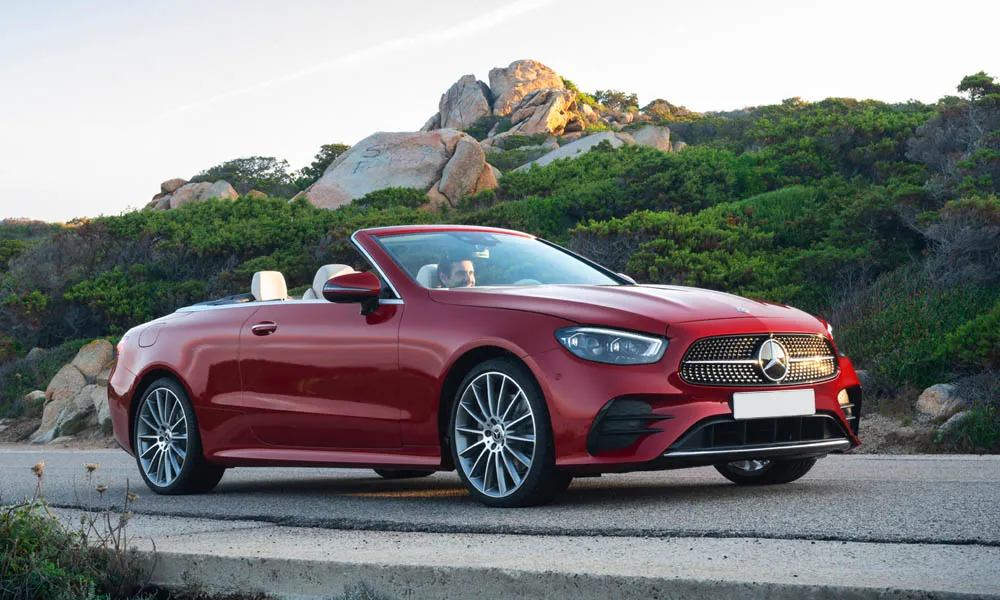 Фото Mercedes-Benz E-Class — вид спереди, фото 18. Анфас: пропорции капота, посадка кузова и графика ходовых огней. Дневные ходовые огни включаются автоматически с запуском Mercedes-Benz E-Class — вид спереди, фото 18