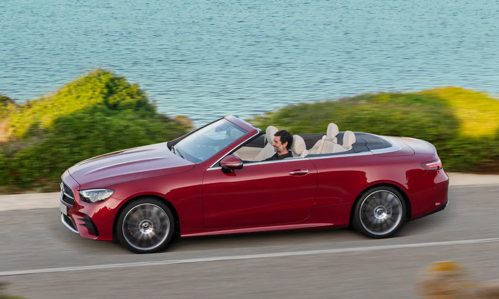 Фото Mercedes-Benz E-Class — вид спереди, фото 22. Анфас: пропорции капота, посадка кузова и графика ходовых огней. Рисунок ходовых огней — подпись модели, по нему её узнают в потоке Mercedes-Benz E-Class — вид спереди, фото 22