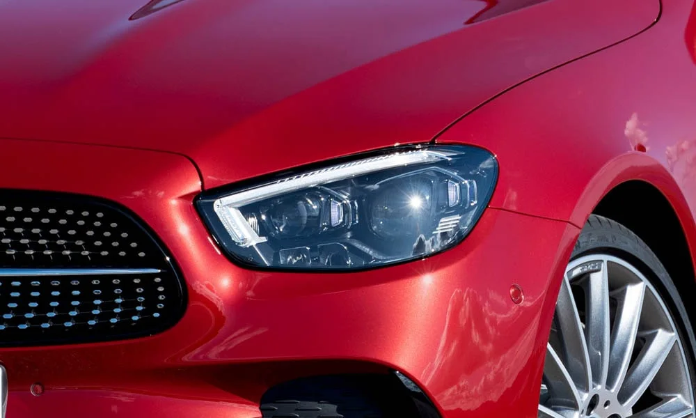 Фото Mercedes-Benz E-Class — передняя оптика. Линзы и секции ходовых огней крупным планом Mercedes-Benz E-Class — передняя оптика