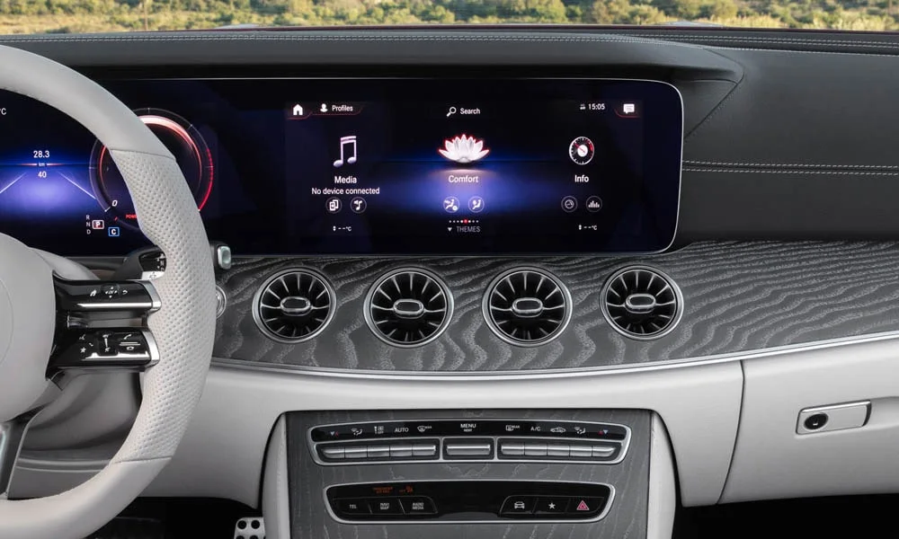 Фото Mercedes-Benz E-Class — экран мультимедиа, фото 4. Горизонтальный экран мультимедиа на передней панели. Поддержка смартфонов и обновления «по воздуху» — ключевые вопросы к медиасистеме; наличие русификации уточняйте у дилера Mercedes-Benz E-Class — экран мультимедиа, фото 4