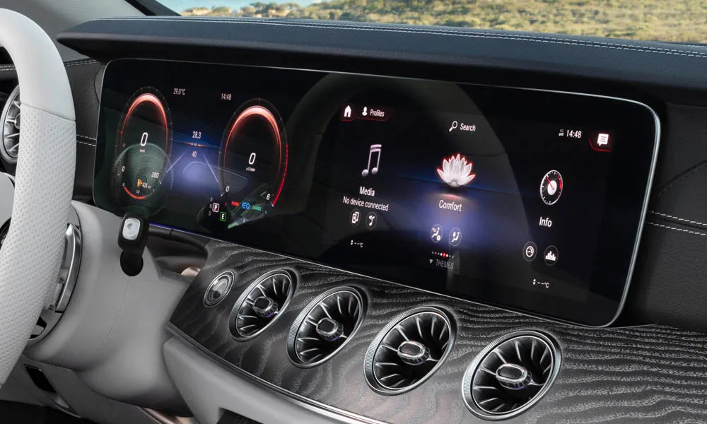 Фото Mercedes-Benz E-Class — экран мультимедиа, фото 5. Интерфейс медиасистемы крупным планом. Быстрота отклика интерфейса важнее диагонали — оцените её на тест-драйве Mercedes-Benz E-Class — экран мультимедиа, фото 5