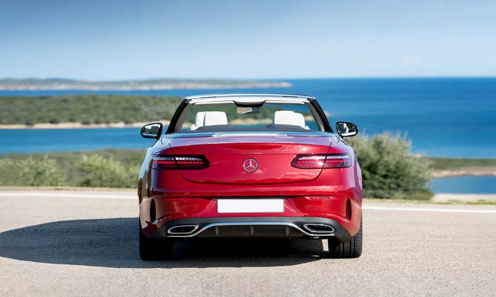 Фото Mercedes-Benz E-Class — вид сзади, фото 8. Графика фонарей, бампер и оформление пятой двери. Светодиодная полоса или раздельные секции — задняя оптика стала главным украшением кормы Mercedes-Benz E-Class — вид сзади, фото 8