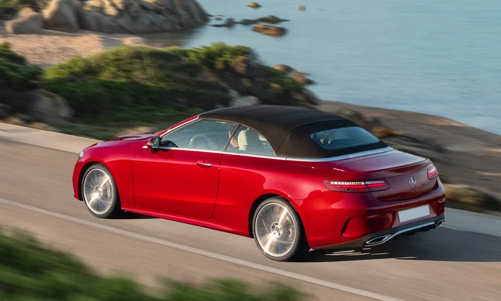Фото Mercedes-Benz E-Class — вид сзади, фото 14. Корма в красном цвете: графика фонарей и пластика пятой двери. Светодиодная полоса или раздельные секции — задняя оптика стала главным украшением кормы Mercedes-Benz E-Class — вид сзади, фото 14