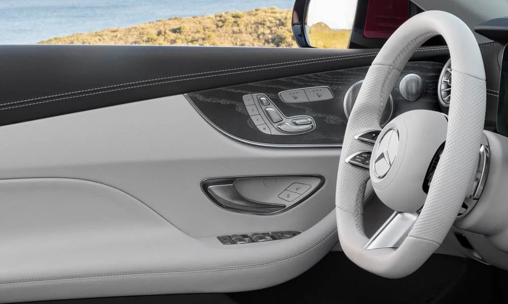 Фото Mercedes-Benz E-Class — руль. Обшивка обода и компоновка спиц крупным планом Mercedes-Benz E-Class — руль