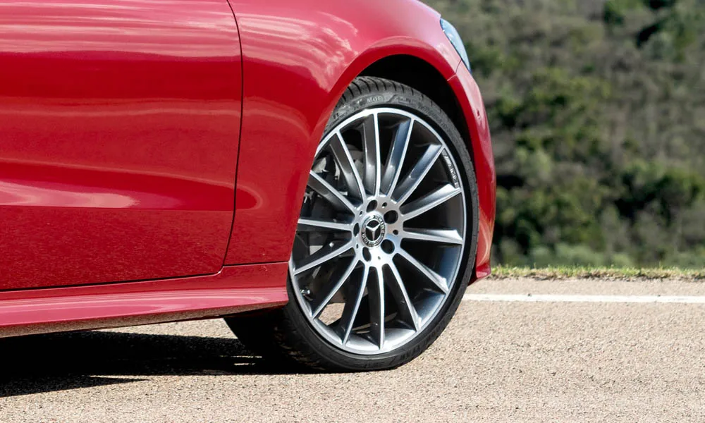 Фото Mercedes-Benz E-Class — колесо и диск. Дизайн спиц и профиль резины крупным планом. Индекс скорости и нагрузки читается на боковине шины Mercedes-Benz E-Class — колесо и диск