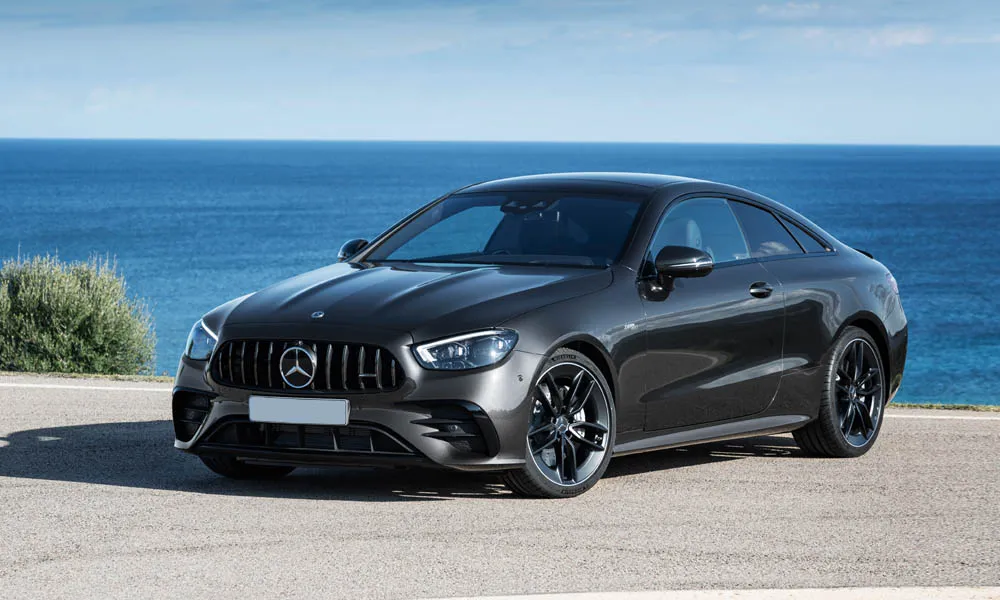 Фото Mercedes-Benz E-Class — вид спереди, фото 23. Кузов в чёрном цвете: рисунок оптики и решётки задаёт узнаваемое «лицо» модели. Дневные ходовые огни включаются автоматически с запуском Mercedes-Benz E-Class — вид спереди, фото 23