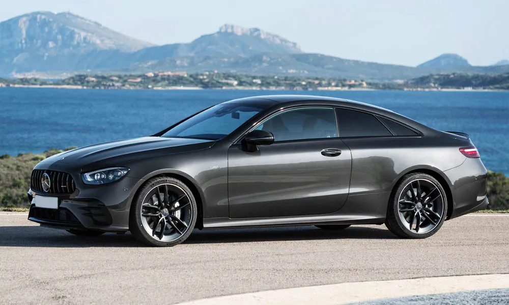 Фото Mercedes-Benz E-Class — вид спереди, фото 24. Анфас: пропорции капота, посадка кузова и графика ходовых огней. Рисунок ходовых огней — подпись модели, по нему её узнают в потоке Mercedes-Benz E-Class — вид спереди, фото 24