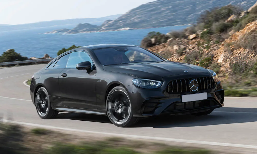 Фото Mercedes-Benz E-Class — вид спереди, фото 26. Оптика, решётка и бампер — первое впечатление о модели. Дневные ходовые огни включаются автоматически с запуском Mercedes-Benz E-Class — вид спереди, фото 26