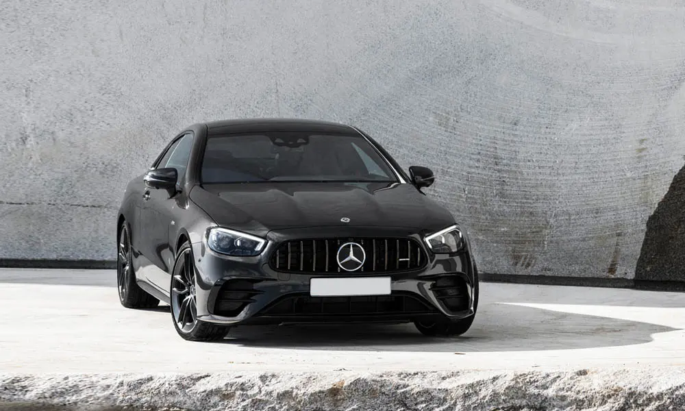 Фото Mercedes-Benz E-Class — вид спереди, фото 27. Кузов в чёрном цвете: рисунок оптики и решётки задаёт узнаваемое «лицо» модели Mercedes-Benz E-Class — вид спереди, фото 27