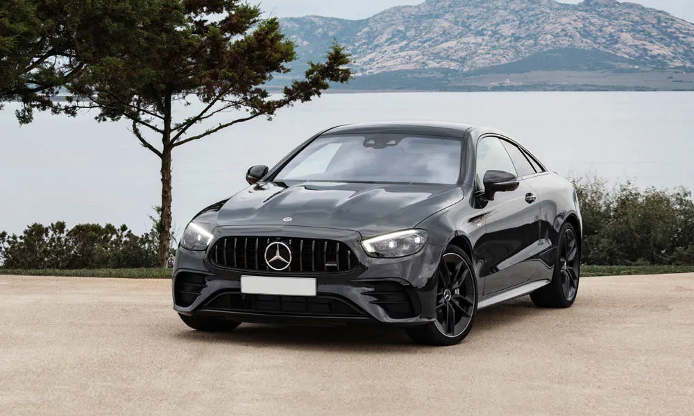 Фото Mercedes-Benz E-Class — вид спереди, фото 29. Оптика, решётка и бампер — первое впечатление о модели. Рисунок ходовых огней — подпись модели, по нему её узнают в потоке Mercedes-Benz E-Class — вид спереди, фото 29