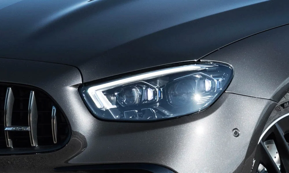 Фото Mercedes-Benz E-Class — передняя оптика, фото 2. Линзы и секции ходовых огней крупным планом. Светодиодная оптика служит весь срок жизни машины без замены ламп Mercedes-Benz E-Class — передняя оптика, фото 2