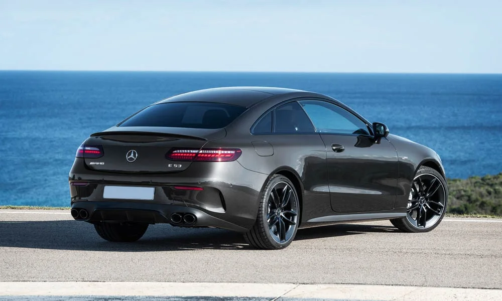 Фото Mercedes-Benz E-Class — вид сзади, фото 16. Корма в сером цвете: графика фонарей и пластика пятой двери Mercedes-Benz E-Class — вид сзади, фото 16