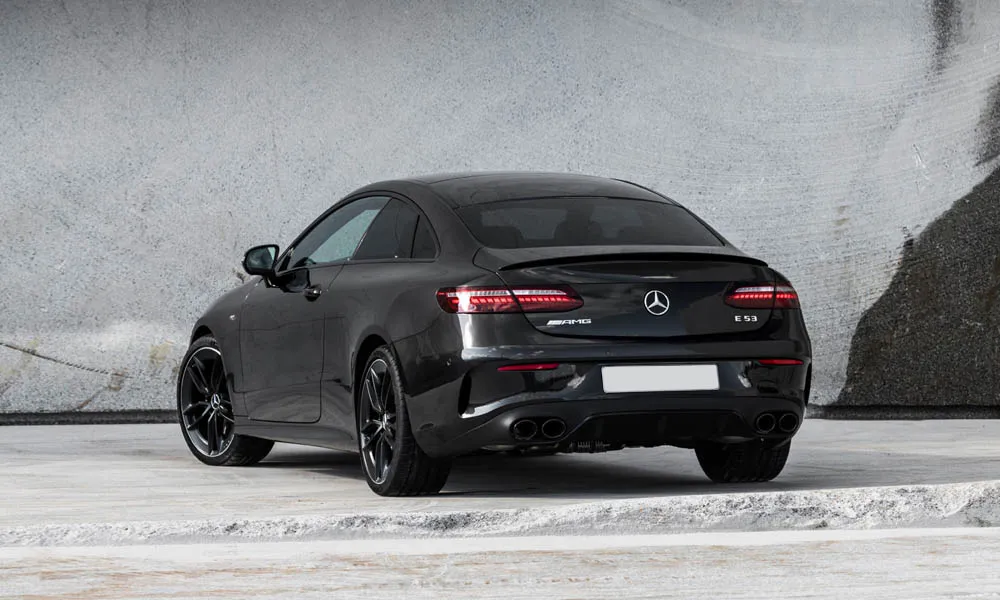Фото Mercedes-Benz E-Class — вид сзади, фото 18. Чёрный кузов сзади — фонари и бампер определяют ночной образ модели Mercedes-Benz E-Class — вид сзади, фото 18