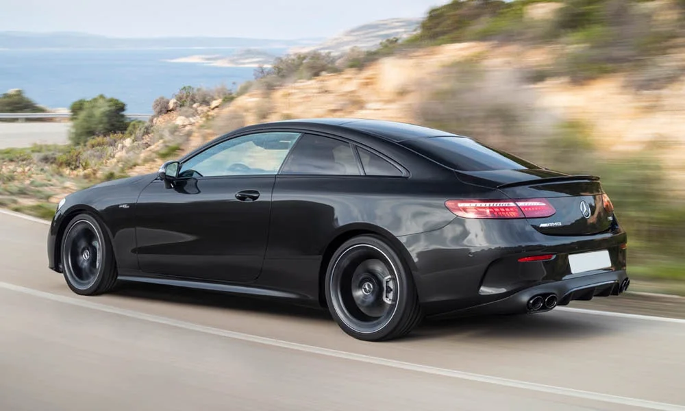 Фото Mercedes-Benz E-Class — вид сзади, фото 19. Графика фонарей, бампер и оформление пятой двери. Светодиодная полоса или раздельные секции — задняя оптика стала главным украшением кормы Mercedes-Benz E-Class — вид сзади, фото 19