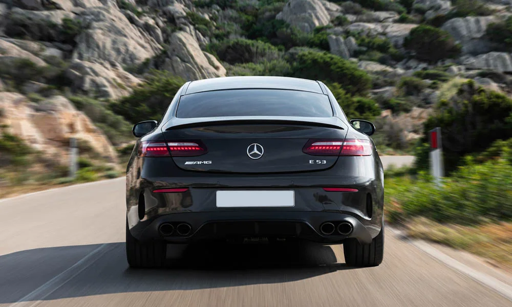 Фото Mercedes-Benz E-Class — вид сзади, фото 20. Графика фонарей, бампер и оформление пятой двери Mercedes-Benz E-Class — вид сзади, фото 20