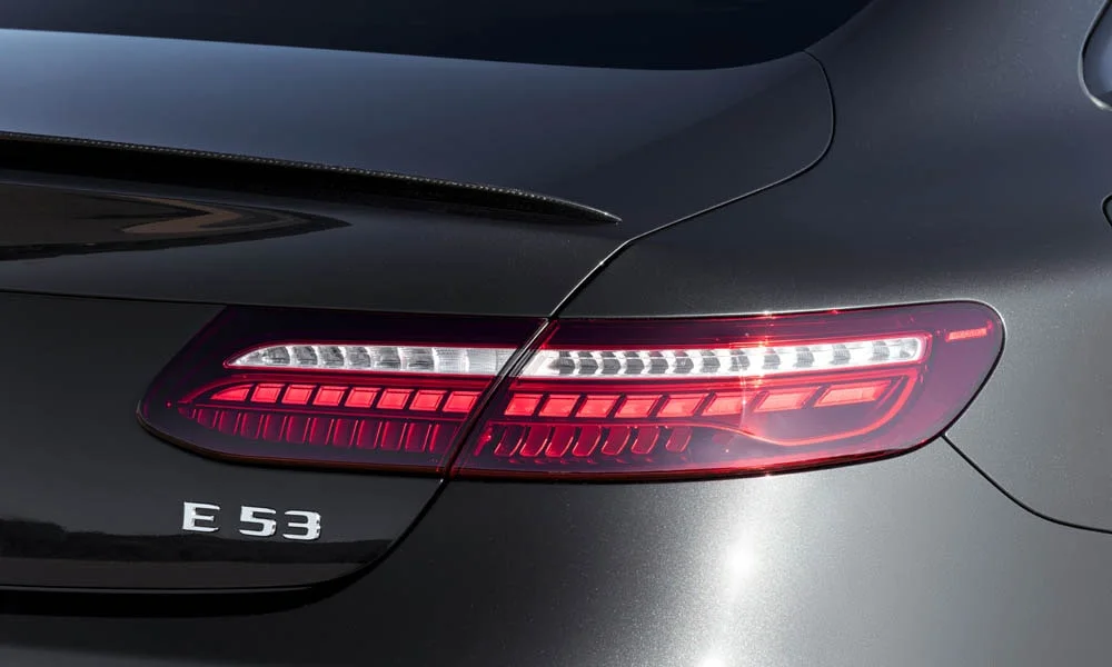 Фото Mercedes-Benz E-Class — вид сзади, фото 21. Графика фонарей, бампер и оформление пятой двери. Светодиодная полоса или раздельные секции — задняя оптика стала главным украшением кормы Mercedes-Benz E-Class — вид сзади, фото 21