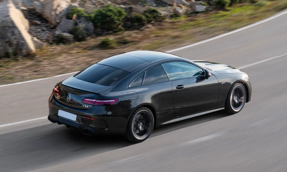 Фото Mercedes-Benz E-Class — вид сзади, фото 22. Графика фонарей, бампер и оформление пятой двери. Насадки выхлопа или их имитация внизу бампера различают версии Mercedes-Benz E-Class — вид сзади, фото 22