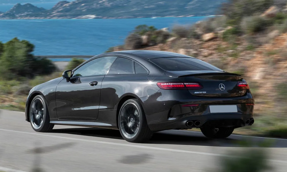 Фото Mercedes-Benz E-Class — вид сзади, фото 23. Графика фонарей, бампер и оформление пятой двери. Насадки выхлопа или их имитация внизу бампера различают версии Mercedes-Benz E-Class — вид сзади, фото 23