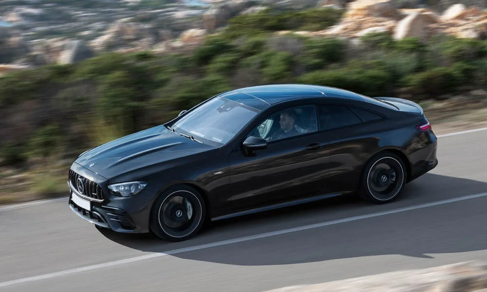 Фото Mercedes-Benz E-Class — крыша, фото 3. Крыша сверху: остекление, рейлинги и антенна-плавник. Панорамное стекло зрительно увеличивает салон; шторка спасает в жару Mercedes-Benz E-Class — крыша, фото 3